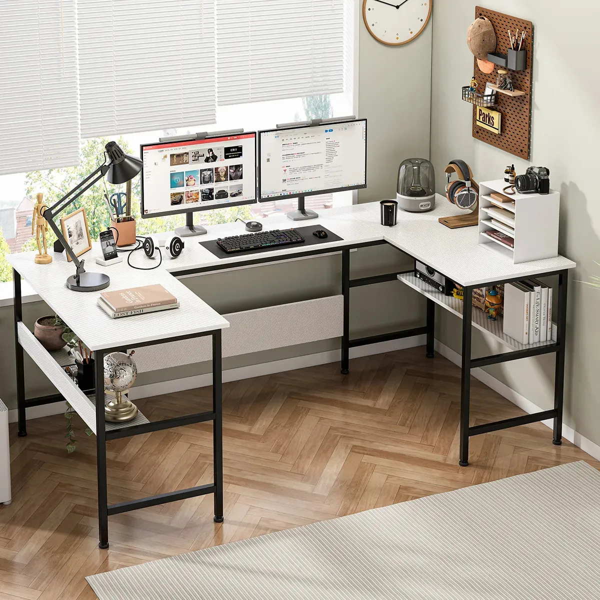 Escrivaninha de Canto Industrial com estrutura metálica e prateleiras para home office e estudo