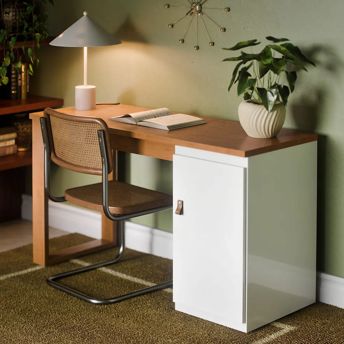 Mesa Escrivaninha Home Office Paris 115cm com porta e puxador de couro para computador e estudos