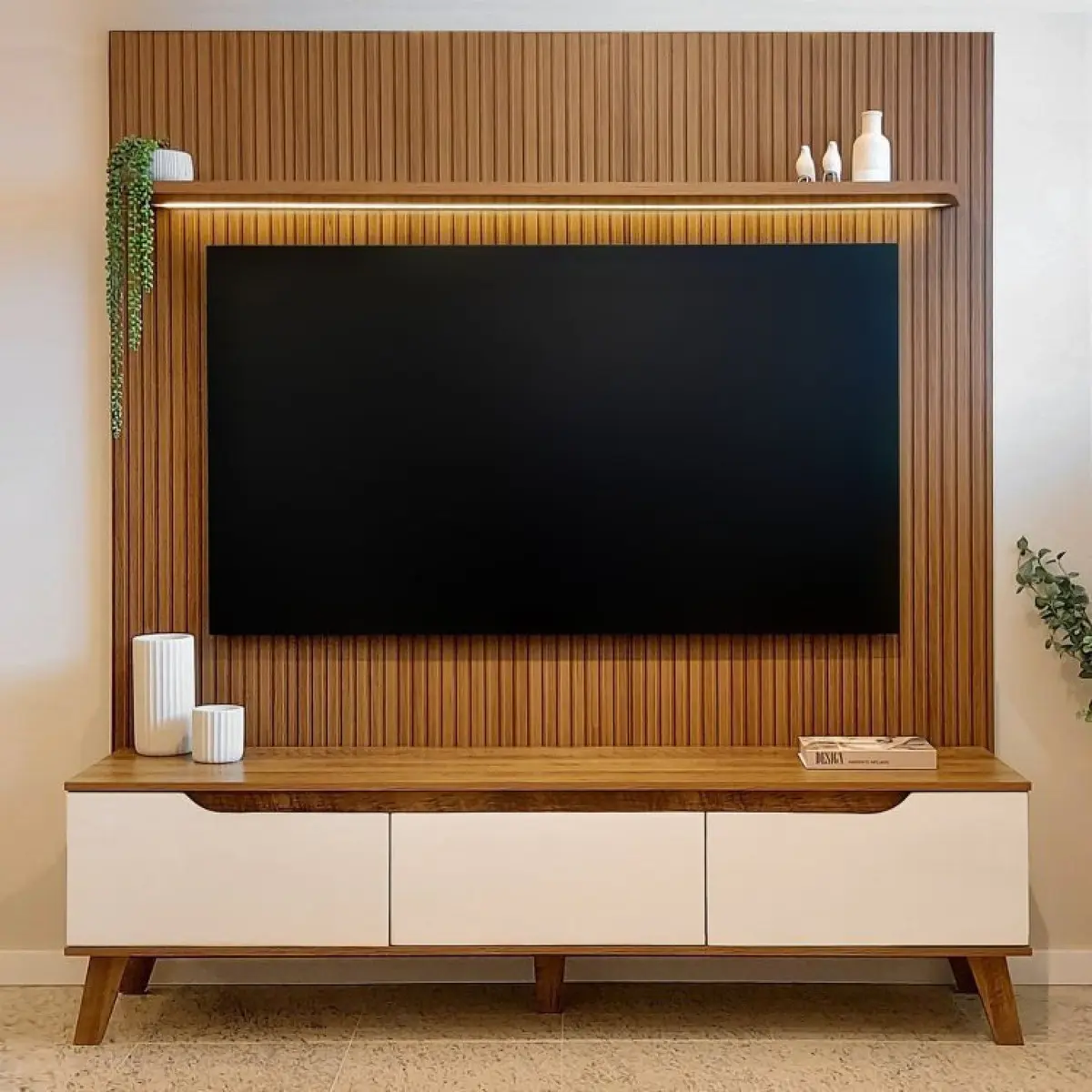 Rack com painel Liverpool da Yescasa em Pinho/Off White com LED e design ripado 3D para TV até 75 polegadas — foto 1